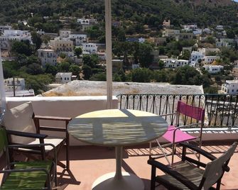 Villa Zoe, a charming island house with fantastic lounge terrace. - Parthéni - Balcón