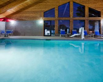 AmericInn by Wyndham Red Wing - Red Wing - Piscina