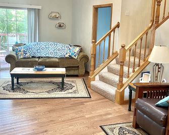 Calm Waters Chain O' Lakes Vacation Home - Waupaca - Living room