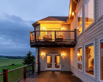 Pool/Hot tub/Fire Pit/Theater+Game Rms/Epic Views/8 bdrm 5 bath Estate Sleeps 22 - Owego - Building