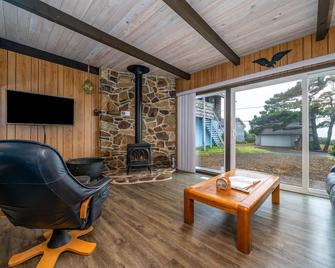 Escape to the beach-Cozy beach home with deck, water views and easy beach access - Gleneden Beach - Living room
