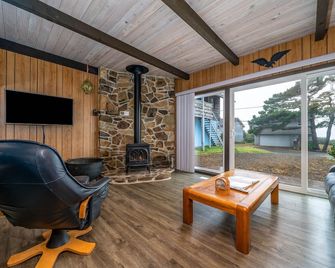 Escape to the beach-Cozy beach home with deck, water views and easy beach access - غلينيدين بيتش - غرفة معيشة