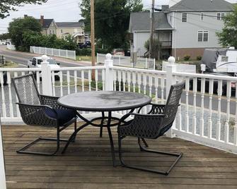 Two bedroom two bath home on charming Solomons Island - Solomons - Balcón