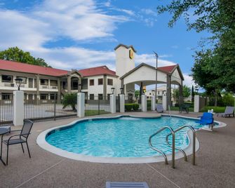 Super 8 by Wyndham Houston/Brookhollow NW - Houston - Piscina