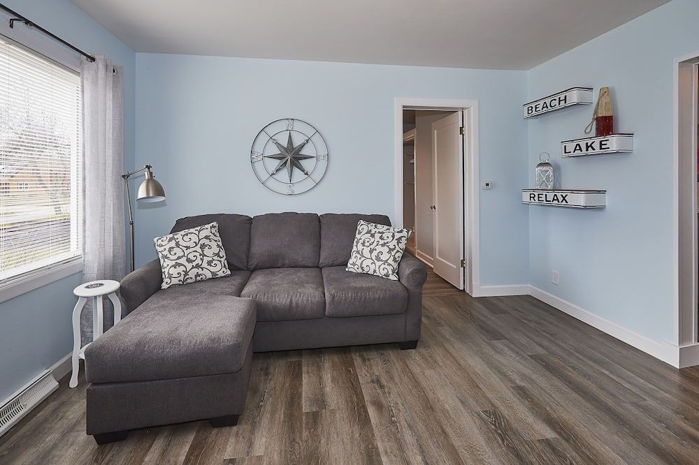 3rd and Surf- 2 blocks from the lake, 1 block from the Legendary Surf Ballroom - Clear Lake - Wohnzimmer