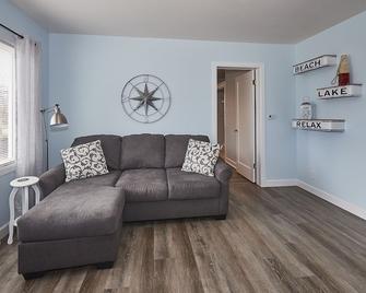 3rd and Surf- 2 blocks from the lake, 1 block from the Legendary Surf Ballroom - Clear Lake - Wohnzimmer