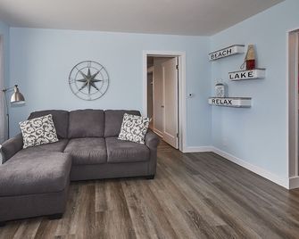 3rd and Surf- 2 blocks from the lake, 1 block from the Legendary Surf Ballroom - Clear Lake - Wohnzimmer