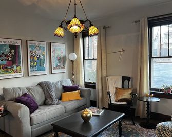 Historic Downtown 1910 Brick 2-Story Home. Dog Friendly. Walk to Everything - Washington - Obývací pokoj