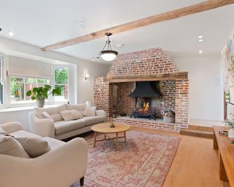 The Manor at Minstrel Court - Royston - Living room