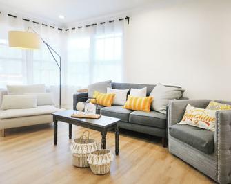 Centrally Located Charming LA Home with Food Scenes - 蒙特利公園 - 客廳