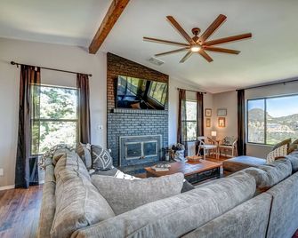 Lookout Lodge: Views, Spacious, Updated, 10 mins to DT, Game Room, EV charger - Prescott - Wohnzimmer