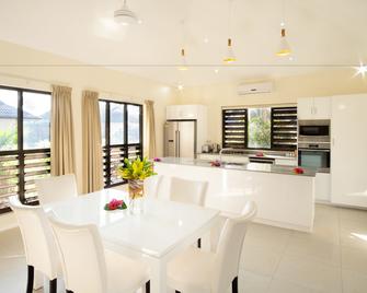 First Landing Beach Resort and Villas - Viseisei - Comedor