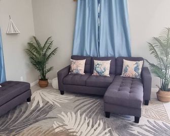 A Beautiful 2 Bedroom house located in North Palmetto Point, Eleuthera. - North Palmetto Point - Sala de estar