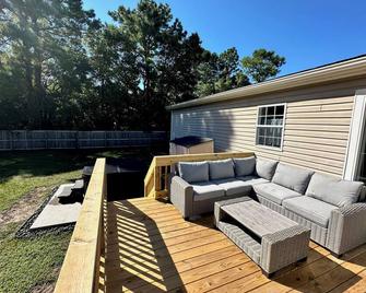 Hot Tub, Pet Friendly, 3 miles to Emerald Isle, fully fenced yard. - Newport