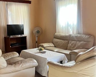 Ocean Walk Guesthouse - Brufut - Sala de estar