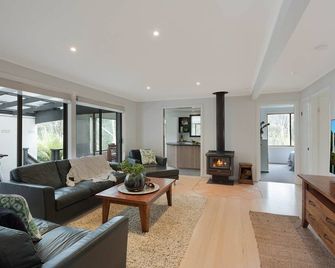 Kookaburra Beach House - 3 bedroom home - Tura Beach - Sala de estar