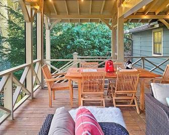 Walk-to-Town Cozy 3BR Cottage | Fire Pit & Arcade | Dog Friendly | 2 Fireplaces - Highlands - Balcony