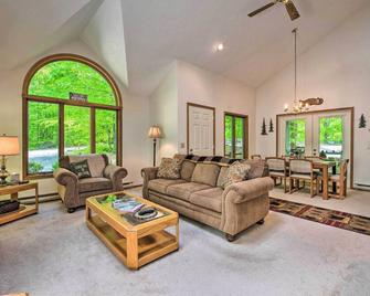 Deck and Resort Amenities Pocono Lake Home - Pocono Pines - Living room
