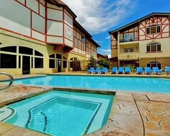 4-Star Zermatt Resort King Suite Only 15 Mins to Park City! - Midway - Zwembad