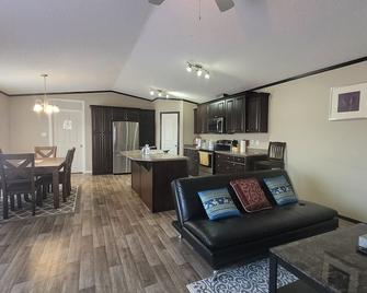 Guest suite in town-2 bedrooms/private kitchen - Stettler - Sala de estar