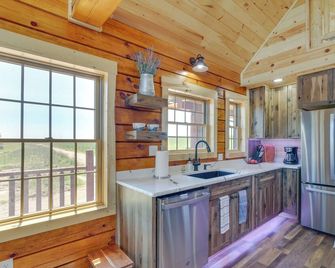 Peaceful Wyoming Cabin w/ Spacious Deck & Wet Bar! - Sundance - Keuken