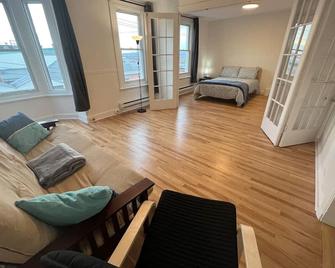 Vaste 5 pièces tout équipé à 30Secondes de St-Jean - Quebec - Sala de estar