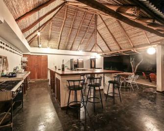 Pipe House Luxury Beach Glamping Retreat - Playa Grande - Bar