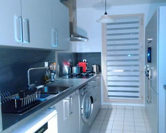 Bel et spacieux appartement de 84 m² avec parking très proche du Métro Garibaldi - Lyon - Kitchen