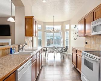 New! Modern Meridian Vacation Home - Foosball, Air Hockey, Steps From Pool - Meridian - Kitchen