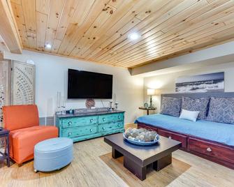 Dog-Friendly Mtn Retreat in Whitehall with View! - Whitehall - Sala de estar