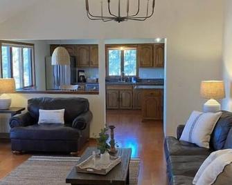 Dave & Susie's Place Across from Notting Hill Farm! - East Aurora - Living room