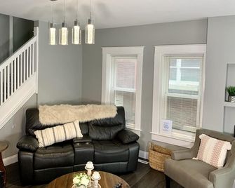 The Wheel of Fortune Duplex-8BR Parking - Niagara Falls - Living room
