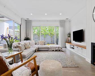 Luxury Coastal Escape - 5min Beach 1min Cafes - Mornington - Wohnzimmer