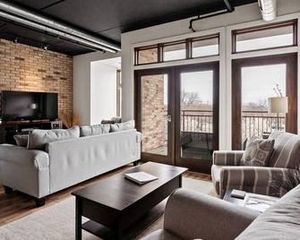 Luxurious 2BDR Loft Condo with Stunning Views in Grand Haven - Grand Haven - Living room