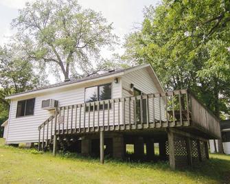 Northern Pines, 2BR lakefront cabin situated in family-friendly Riverside Resort - Richmond