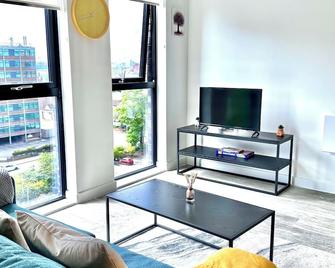 Fresh 2Bed 2Bath Apartment 2mins drive to Man Utd Stadium - Manchester - Living room