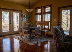 Hilltop privacy, new home, 6 month rates. 10 miles to Hot Springs 270 east. - Malvern - Dining room