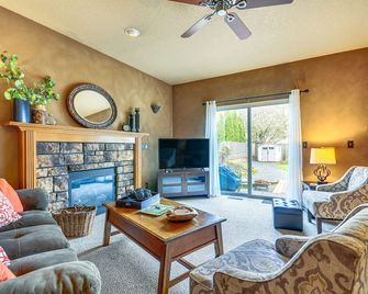 Lovely Dundee Home with Private Yard and Fire Pit! - Dundee - Living room