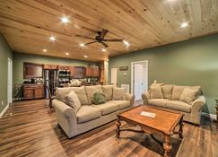 Waverly Cabin, Close to Kentucky Lake Access! - Waverly - Living room