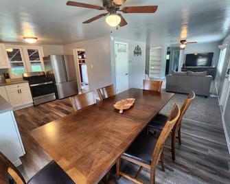 \'Cloud Vine\' 4-bedroom home in Erie County's North East, PA! Easy access to all! - North East - Eetruimte