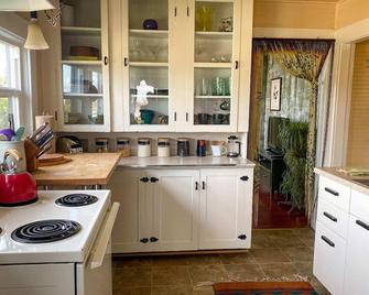 Upstairs at TheVictorian - Lush, Walkable, and Dog-Friendly Retreat - Steps from - Bellingham - Kitchen