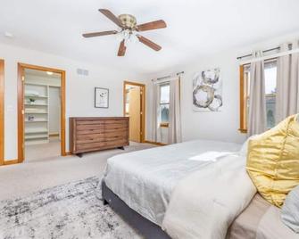 Homey Space in Manchester - King Bed, Wifi, Self Checkin & Parking - Manchester - Bedroom