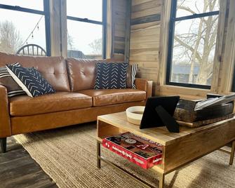 Bourbon Barrel Cottages on Kentucky Bourbon Trail minutes from main distilleries - Lawrenceburg - Living room