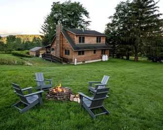 Cozy Dog-Friendly Retreat with Deck, Fire Pit & Starry Nights in Bloomville, New York - Bloomville - Patio