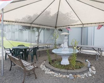 Dew Drop Inn - Forks - Uteplats