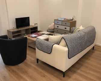 3 chambres en lit double, 6 personnes, dans appartement entièrement rénové, 70 m2 , WIFI,Climatisation, très calme , tout équipé,lit bébé - Clermont-Ferrand - Stue