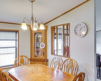 Kadoka Home about 22 Mi to Badlands National Park! - Kadoka - Dining room