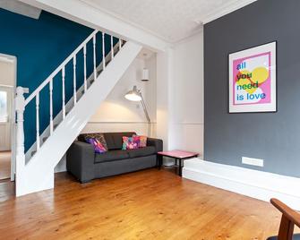 Chic 3 Bed House w/backyard - 9 mins from Manchester Centre - Manchester - Soggiorno