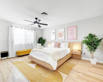 7x4 Oasis with heated pool + spa + outdoor living + lots of parking - Las Vegas - Bedroom