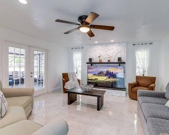 Largo Family Oasis Private Pool and Hot Tub! - Largo - Living room